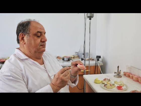 لابراتوار دندانسازی در پیروزی